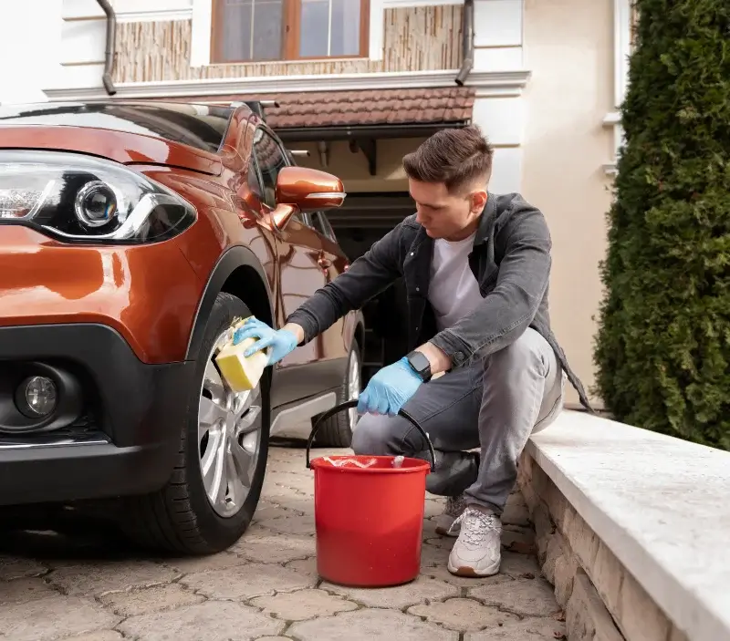 Lavage auto à domicile Les Pennes-Mirabeau : professionnel intervenant sur un véhicule